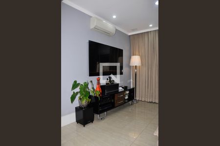 Apartamento à venda com 162m², 3 quartos e 3 vagas Apartamento à venda com 162m², 3 quartos e 3 vagasDetalhe - Sala de TV