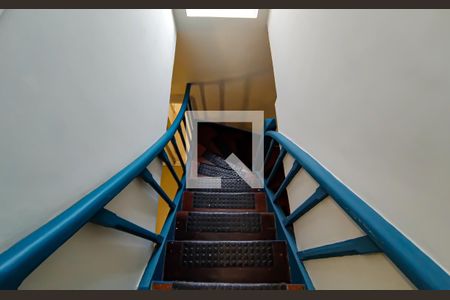 Casa à venda com 125m², 4 quartos e sem vaga Casa à venda com 125m², 4 quartos e sem vagaescada