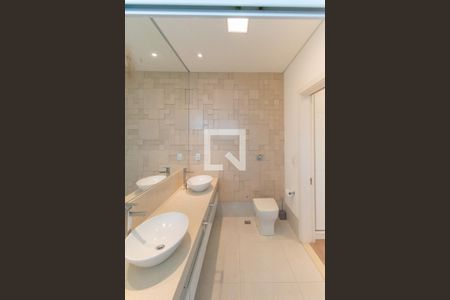 Casa de condomínio à venda com 460m², 4 quartos e 2 vagasBanheiro da Suíte 1