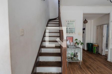 Apartamento para alugar com 134m², 2 quartos e sem vaga Apartamento para alugar com 134m², 2 quartos e sem vagaEscada