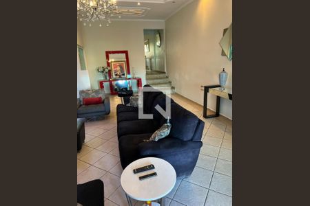 Casa à venda com 240m², 3 quartos e 4 vagasSala