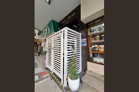 Apartamento à venda com 110m², 3 quartos e sem vaga Apartamento à venda com 110m², 3 quartos e sem vagaFachada com cartaz QA