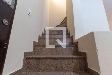 Escada de casa à venda com 2 quartos, 65m² em Jardim Eliane, São Paulo