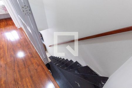 Casa à venda com 134m², 2 quartos e 2 vagas Casa à venda com 134m², 2 quartos e 2 vagasEscada