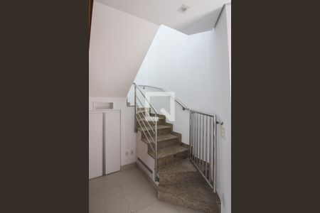 Apartamento à venda com 140m², 3 quartos e 2 vagas Apartamento à venda com 140m², 3 quartos e 2 vagasEscada