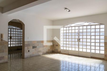 Casa à venda com 406m², 4 quartos e 4 vagasSala