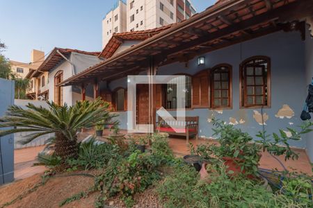 Casa à venda com 320m², 4 quartos e 4 vagasEntrada - Jardim