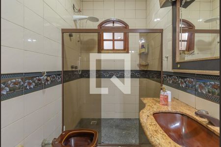 Casa à venda com 320m², 4 quartos e 4 vagasBanheiro Social