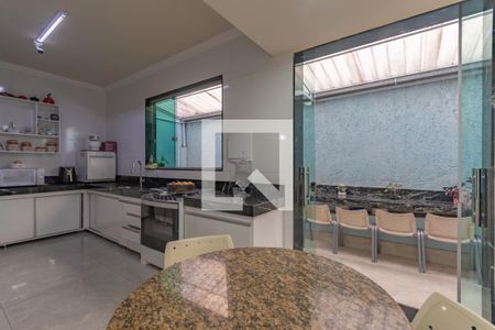 Casa à venda com 320m², 4 quartos e 4 vagasCozinha