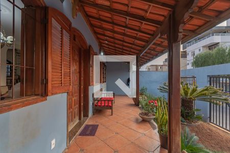 Casa à venda com 320m², 4 quartos e 4 vagasVaranda