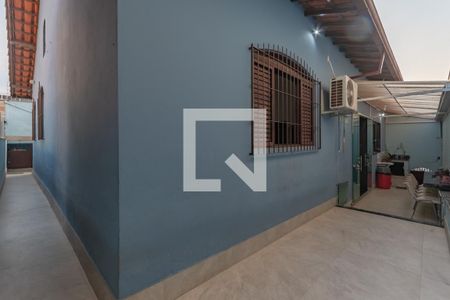 Casa à venda com 320m², 4 quartos e 4 vagasCorredor Lateral