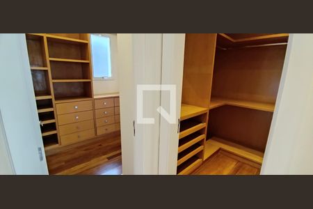 Casa à venda com 604m², 5 quartos e 4 vagas Casa à venda com 604m², 5 quartos e 4 vagasCloset da suíte 1