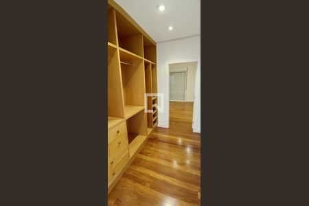 Casa à venda com 604m², 5 quartos e 4 vagas Casa à venda com 604m², 5 quartos e 4 vagasCloset da suíte 2