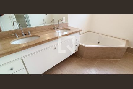 Casa à venda com 604m², 5 quartos e 4 vagas Casa à venda com 604m², 5 quartos e 4 vagasBanheiro da Suíte 1