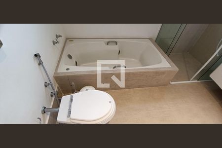 Casa à venda com 604m², 5 quartos e 4 vagas Casa à venda com 604m², 5 quartos e 4 vagasBanheiro da Suíte 3