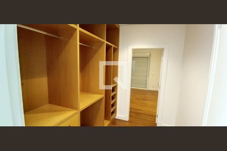 Casa à venda com 604m², 5 quartos e 4 vagas Casa à venda com 604m², 5 quartos e 4 vagasCloset da suíte 2