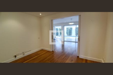 Casa à venda com 604m², 5 quartos e 4 vagas Casa à venda com 604m², 5 quartos e 4 vagasSala de TV