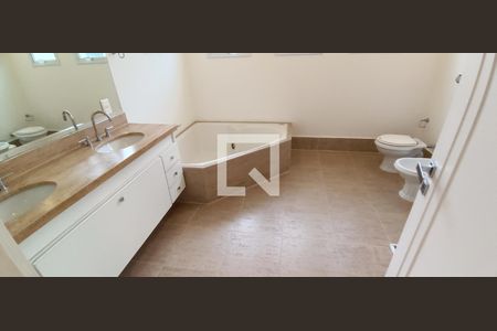 Casa à venda com 604m², 5 quartos e 4 vagas Casa à venda com 604m², 5 quartos e 4 vagasBanheiro da Suíte 1