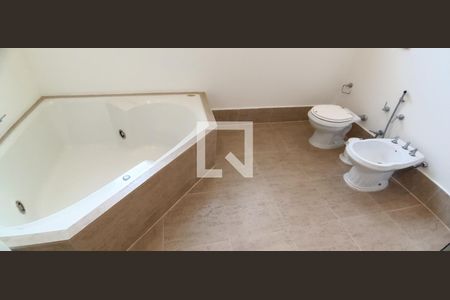 Casa à venda com 604m², 5 quartos e 4 vagas Casa à venda com 604m², 5 quartos e 4 vagasBanheiro da Suíte 1