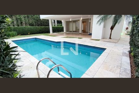 Casa à venda com 604m², 5 quartos e 4 vagas Casa à venda com 604m², 5 quartos e 4 vagasFachada e Piscina