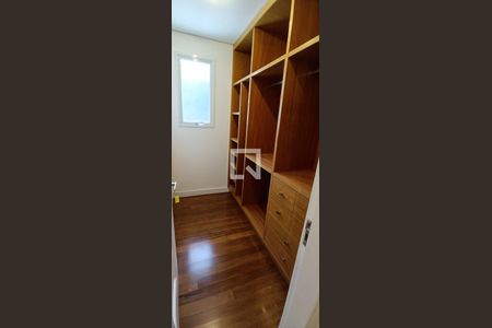 Casa à venda com 604m², 5 quartos e 4 vagas Casa à venda com 604m², 5 quartos e 4 vagasCloset da suíte 4