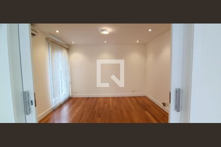 Casa à venda com 604m², 5 quartos e 4 vagas Casa à venda com 604m², 5 quartos e 4 vagasSala de TV