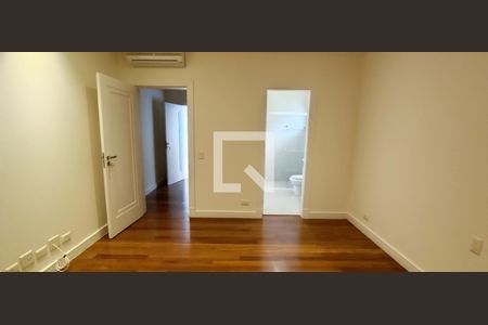 Casa à venda com 604m², 5 quartos e 4 vagas Casa à venda com 604m², 5 quartos e 4 vagasSuíte 2