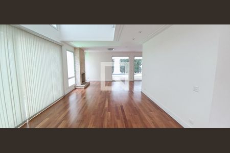 Casa à venda com 604m², 5 quartos e 4 vagas Casa à venda com 604m², 5 quartos e 4 vagasSala