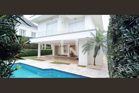 Casa à venda com 604m², 5 quartos e 4 vagas Casa à venda com 604m², 5 quartos e 4 vagasFachada e Piscina