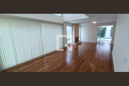 Casa à venda com 604m², 5 quartos e 4 vagas Casa à venda com 604m², 5 quartos e 4 vagasSala