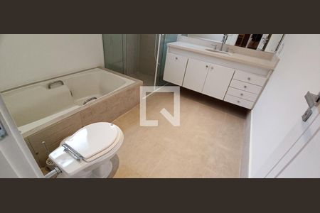 Casa à venda com 604m², 5 quartos e 4 vagas Casa à venda com 604m², 5 quartos e 4 vagasBanheiro da Suíte 3