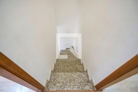 Escada de casa à venda com 2 quartos, 68m² em Vila Carrão, São Paulo
