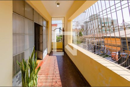 Casa à venda com 418m², 3 quartos e 1 vaga Casa à venda com 418m², 3 quartos e 1 vagaVaranda