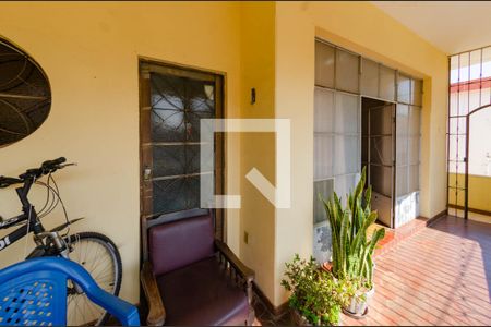 Casa à venda com 418m², 3 quartos e 1 vaga Casa à venda com 418m², 3 quartos e 1 vagaVaranda