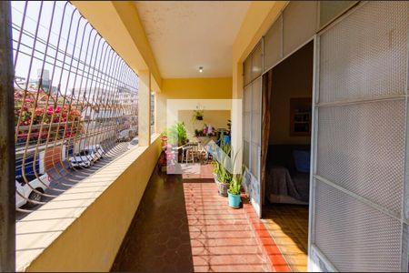 Casa à venda com 418m², 3 quartos e 1 vaga Casa à venda com 418m², 3 quartos e 1 vagaVaranda