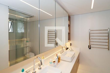 Apartamento à venda com 191m², 4 quartos e 3 vagasBanheiro da Suíte 1