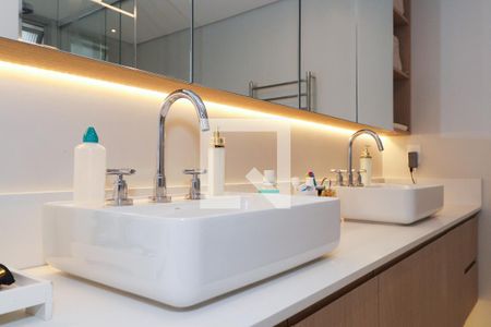 Apartamento à venda com 191m², 4 quartos e 3 vagasBanheiro da Suíte 1