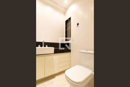 Apartamento para alugar com 96m², 2 quartos e 2 vagasDetalhe do banheiro da suíte 2