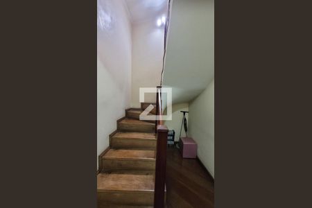 Casa à venda com 181m², 3 quartos e 4 vagasEscada