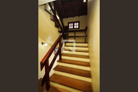 Casa à venda com 350m², 3 quartos e 4 vagasEscada