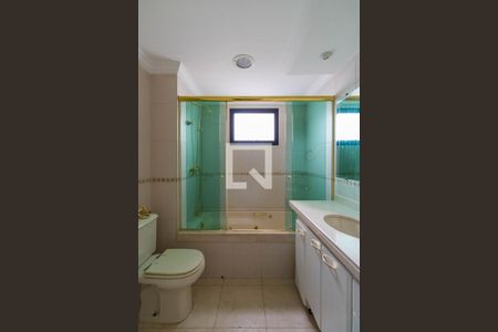 Apartamento à venda com 192m², 3 quartos e 4 vagasBanheiro quarto 1