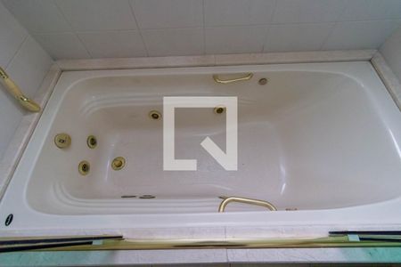 Apartamento à venda com 192m², 3 quartos e 4 vagasBanheiro quarto 1