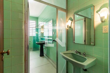 Casa para alugar com 450m², 4 quartos e 5 vagasBanheiro 1