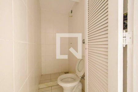 Casa à venda com 1500m², 6 quartos e 12 vagas Casa à venda com 1500m², 6 quartos e 12 vagasBanheiro de Serviço