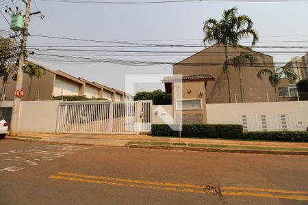 Casa de condomínio à venda com 103m², 3 quartos e 2 vagas Casa de condomínio à venda com 103m², 3 quartos e 2 vagasFachada