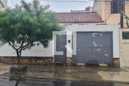 Casa à venda com 180m², 3 quartos e 2 vagas Casa à venda com 180m², 3 quartos e 2 vagasFachada casa