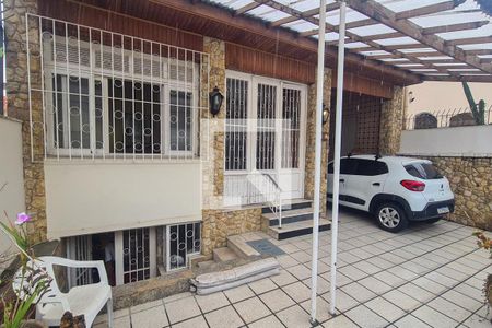 Casa à venda com 180m², 3 quartos e 2 vagas Casa à venda com 180m², 3 quartos e 2 vagasFachada