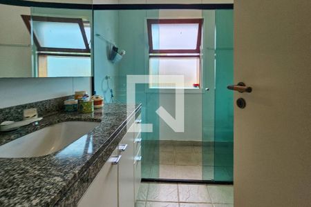 Casa de condomínio para alugar com 800m², 6 quartos e 6 vagasbanheiro da Suíte 2