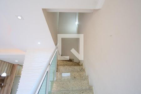 Escada de casa de condomínio para alugar com 2 quartos, 75m² em Penha de França, São Paulo