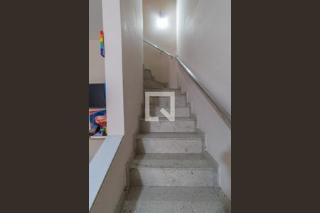 Casa de condomínio para alugar com 70m², 2 quartos e 1 vagaEscada